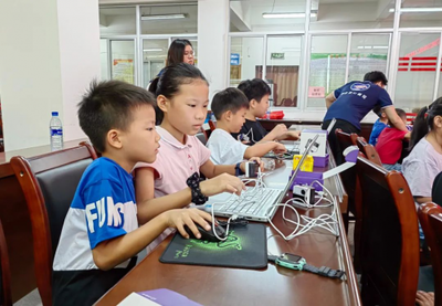 威盛創(chuàng)造栗AI科普課又點(diǎn)燃一城,小栗方成福建龍巖小朋友&ldquo;新寵&rdquo;